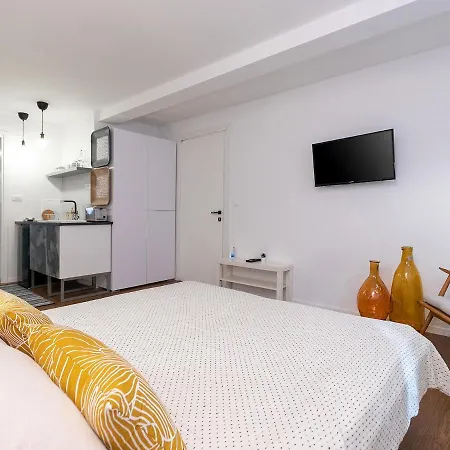 Stylish Studio Apartment By Irundo Rovinj Exterior photo