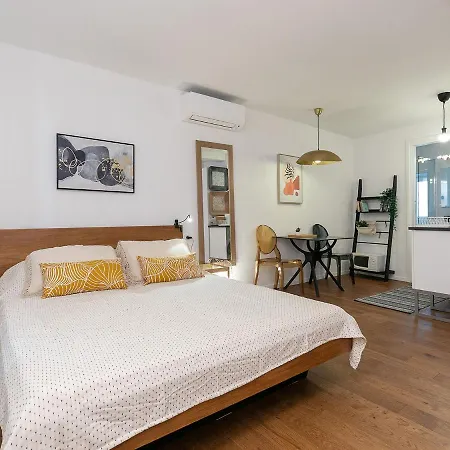 Stylish Studio Apartment By Irundo Rovinj Exterior photo
