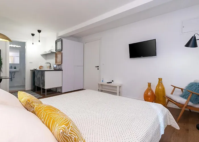 Stylish Studio Apartment By Irundo