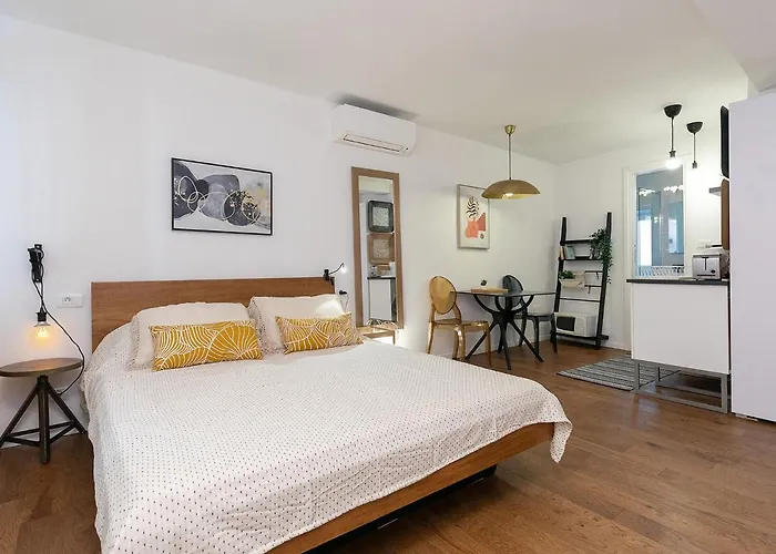 Stylish Studio Apartment By Irundo
